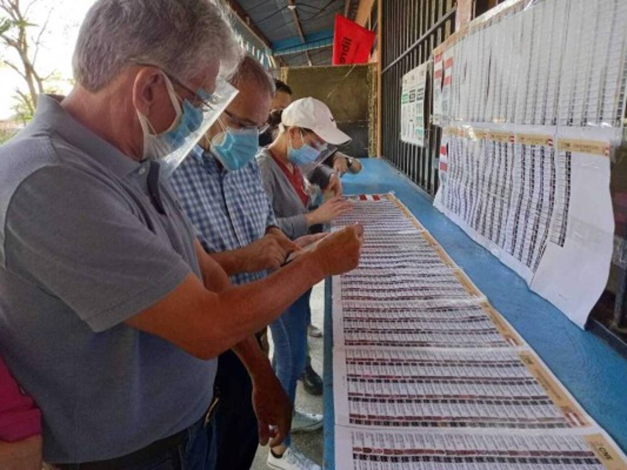 Ellos se sumaron a la fiesta electoral. Se pusieron la mascarilla, lentes y llegaron con toda la disponibilidad.