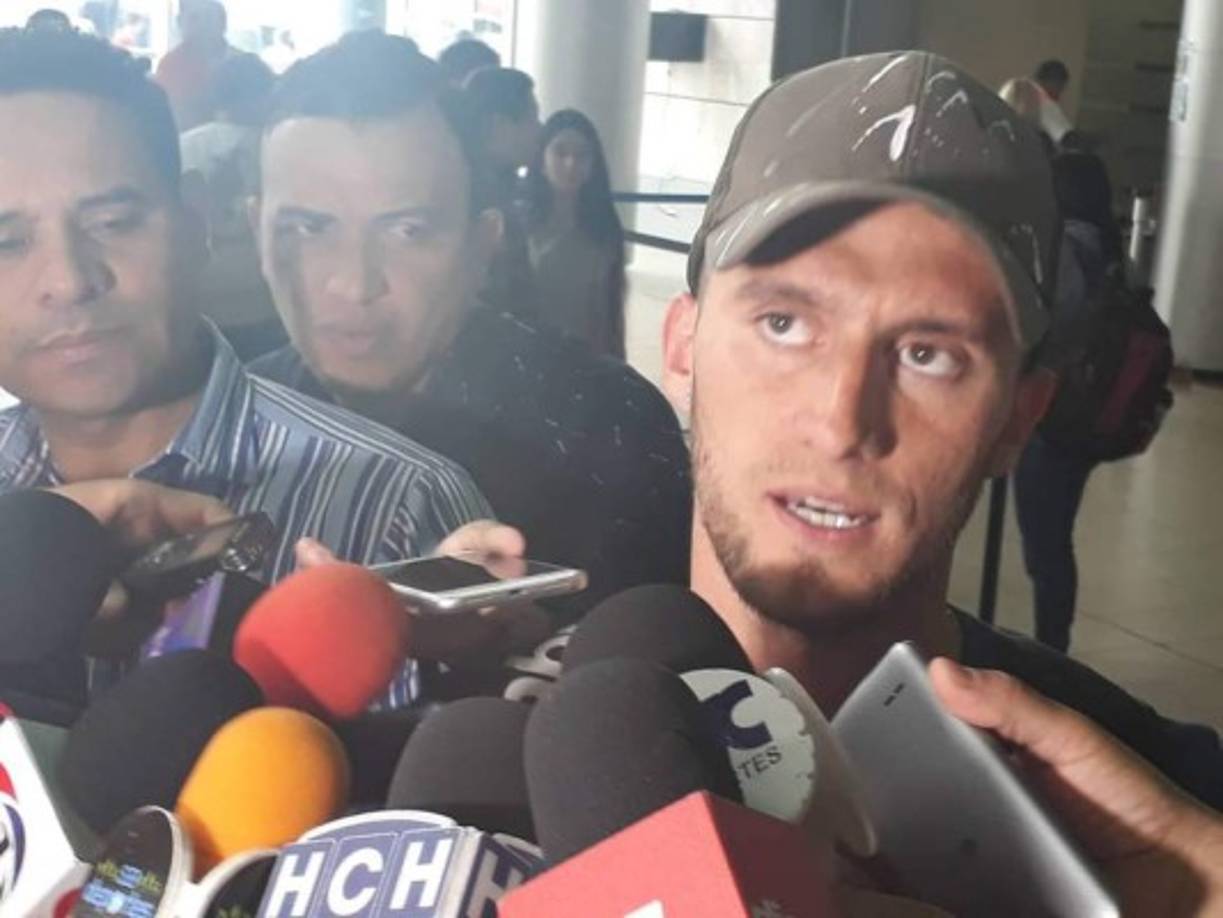 'Estuve en juveniles en la selección argentina, debuté en la primera con River (Plate), Belgrano, San Martín, conseguí ascenso. Ahora tratar de adaptarme rápido al fútbol hondureño que se que es duro, lo estuve viendo y siguiendo al equipo', declaró el defensor Espíndola, nuevo jugador del Olimpia.