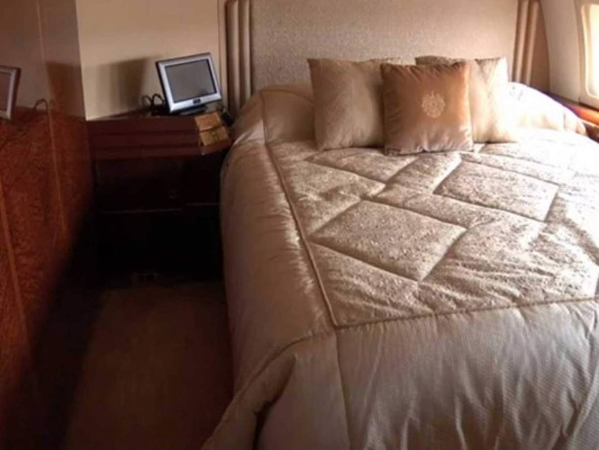 Así es la habitación de Trump en su avión. La almohada está bordada con el sello de la familia, al igual que la mayoría de las otras almohadas en el avión.