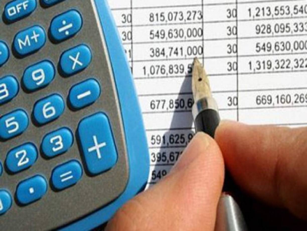 Llevar un registro ordenado sobre el dinero que entra (ingresos) y el que sale (gastos) durante algunos meses le permitirá ir ajustando las metas, hacerlas más reales, encontrar nuevas soluciones y adelantarse a otros compromisos futuros.