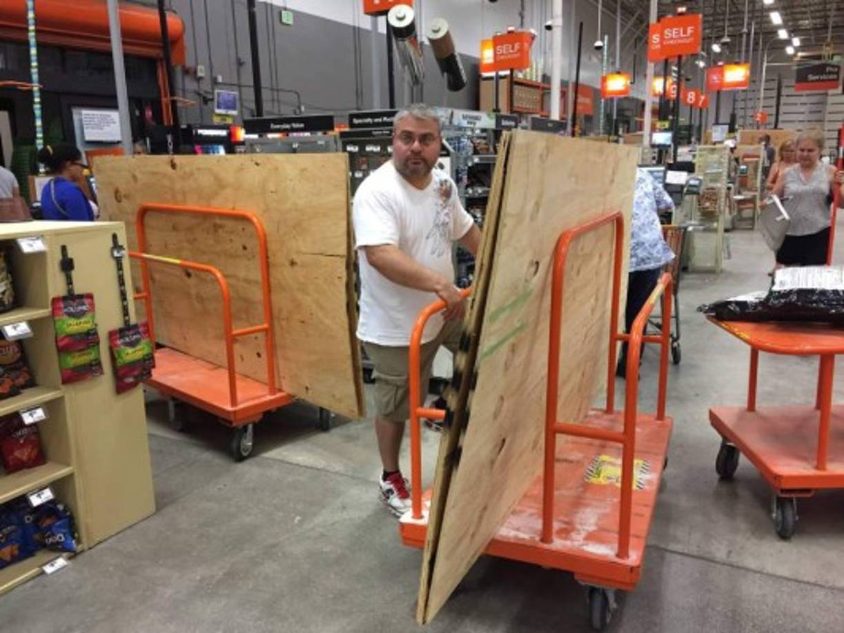 Los ciudadanos de Miami también agotaron las tablas de madera en las ferreterías, para proteger sus puertas y ventanas de los poderosos vientos que llevará Irma.