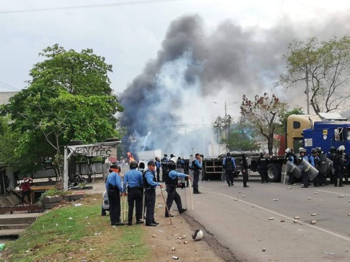 En horas del mediodía, elementos de la Policía Militar llegaron al lugar para desalojarlos.