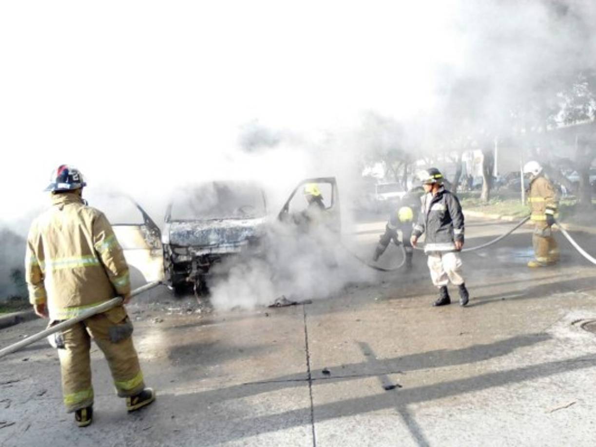 Elementos del Cuerpo de Bomberos apagaron el bus rapidito quemado en el barrio Barandillas de San Pedro Sula.