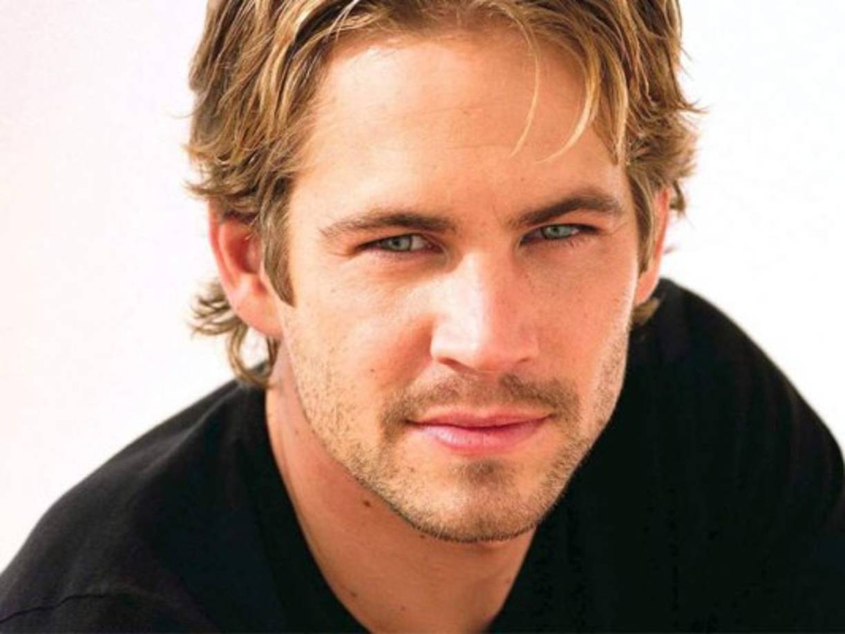 Después de casi cuatro años de la muerte del actor Paul Walker, aún siguen descubriéndose espantosos detalles sobre el fatal accidente automovilístico que le quitó la vida a uno de los protagonistas de la saga de 'Rápidos y Furiosos' en noviembre del 2013. Según el abogado de la familia, Craig McClellan, el actor no murió en el momento del impacto, sino que murió calcinado al quedar atorado entre el tanque de gasolina y el motor. McClellan informó que Paul quedó atrapado con las costillas rotas, la clavícula y el brazo pero aún respiraba cuando el carro se envolvió en llamas.