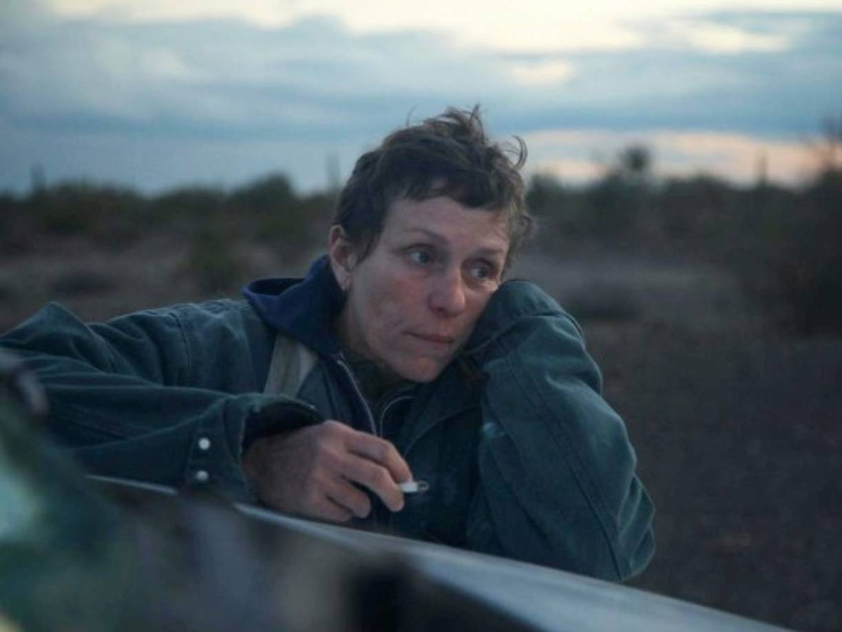 En 'Nomadland' la actriz estadounidense Frances McDormand interpreta a Fern, una viuda de Nevada que decide echarse a la carretera tras haberlo perdido todo.<br/><br/>