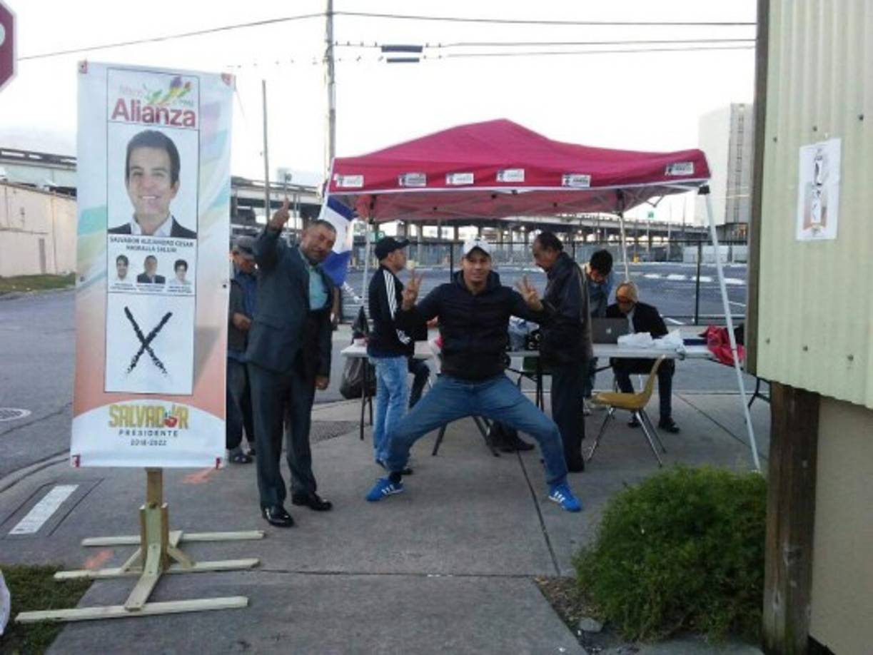 Bien abrigados salieron a votar los hondureños en EUA.