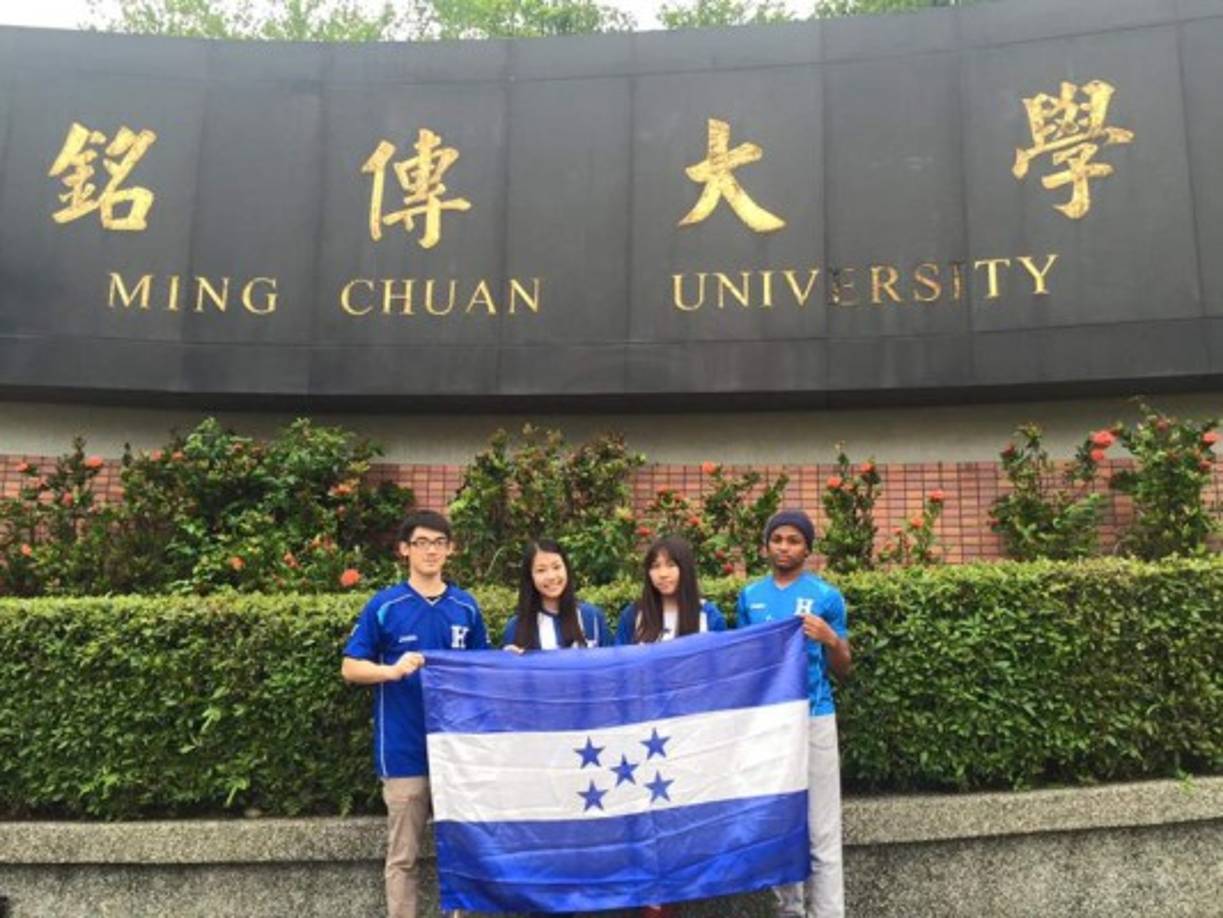 Los estudiantes comparten fotos con camisetas y la bandera de Honduras.