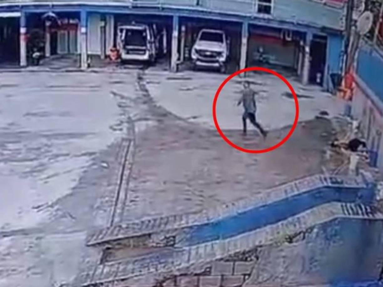 Tras el crimen, el hombre salió corriendo del carwash ubicado en la calle Los Alcaldes.