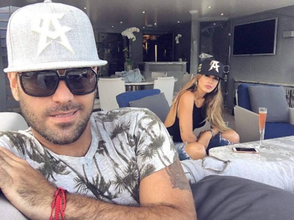 Un mensaje que Miguel Leone, amigo de ambos, escribió junto a esta imagen, la venezolana escribió: 'Estoy enamorada ❤️', a lo que el boxeador expresó: 'Yo también😍'.