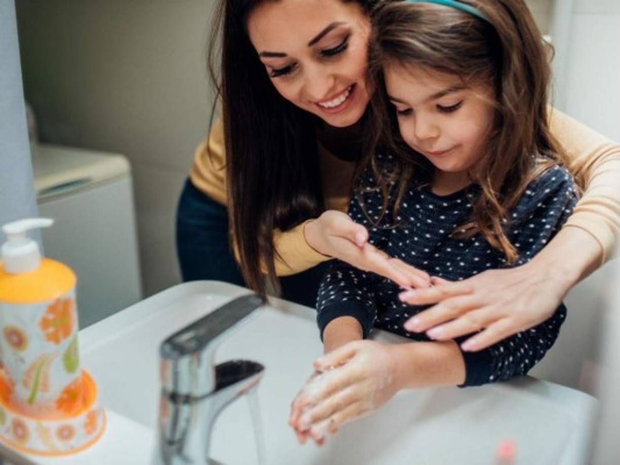 Para aliviar los miedos de su hijo sobre el virus, recomienda como primer paso: Vigile los medios sociales de su hijo, es decir, en qué entorno se desenvuelve.