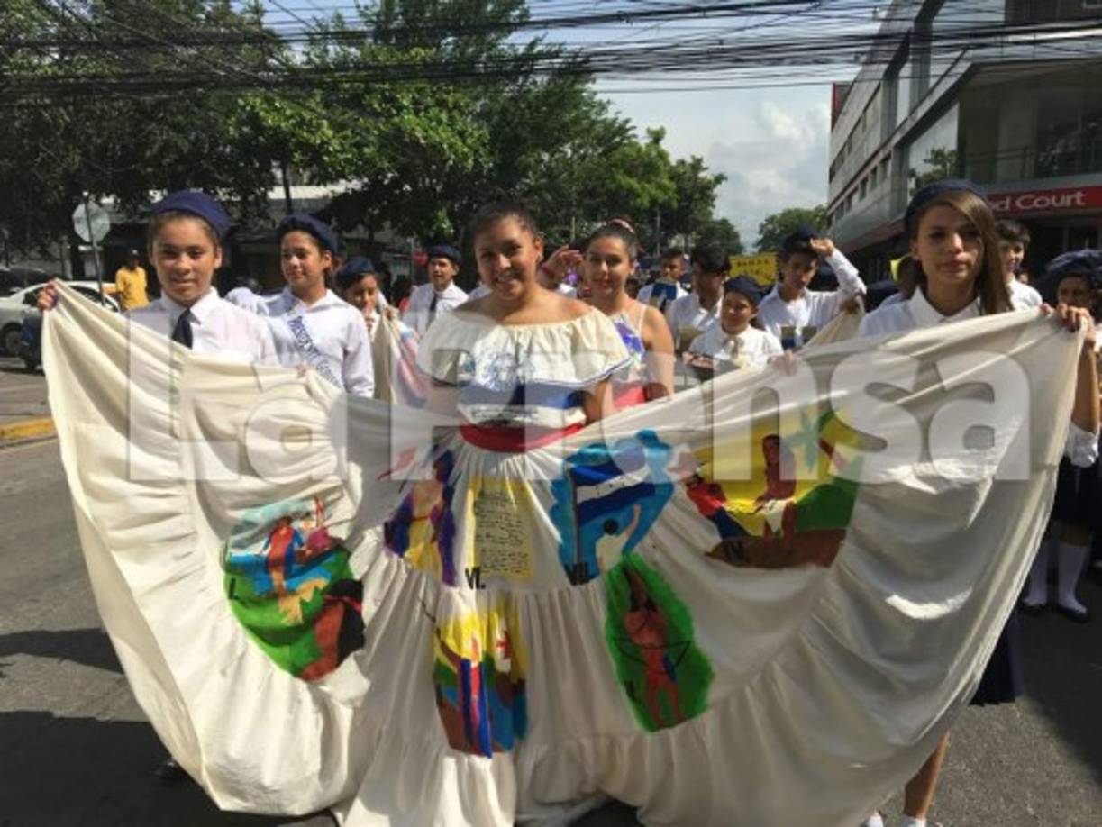 Los alumnos también prepararon atractivos vestidos típicos pintados a mano.