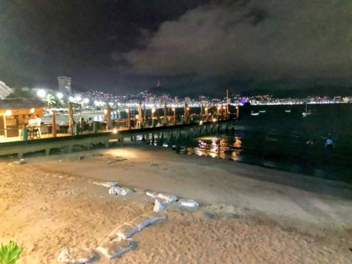 De acuerdo con testigos, las aguas del mar se alejaron del nivel de playa hasta 10 metros durante al menos de una hora este sábado y por dos horas este domingo.