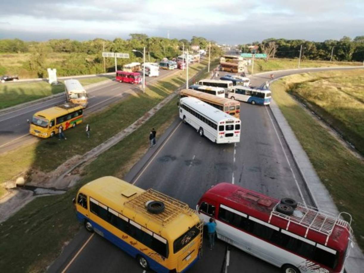 El sector transporte obstaculizó el paso vehicular en puntos como el de la salida al sur del país, en la zona central, exactamente a la altura de Comayagua, y en Arenales, Chinacla, departamento de La Paz.