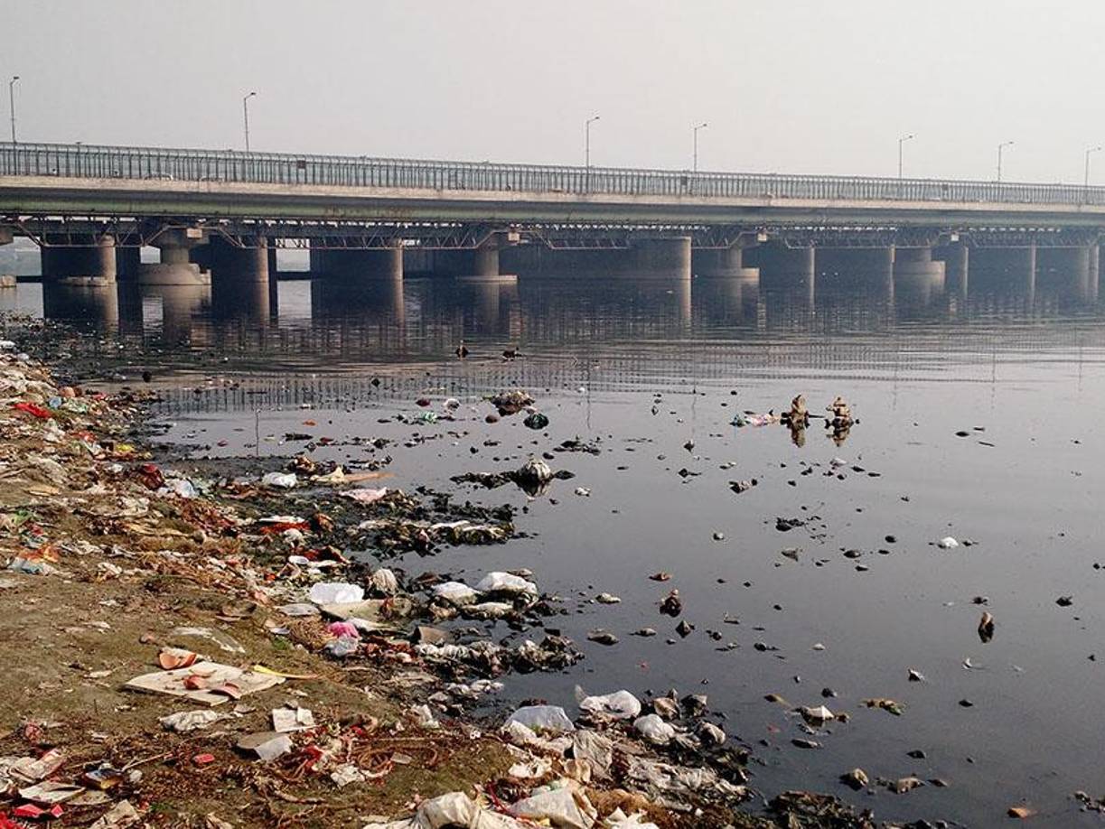 Desde hace treinta años, la India ha puesto en marcha tres planes de acción para el río, dotados con grandes partidas económicas, pero las soluciones planteadas en ellos no se materializaron en grandes avances.