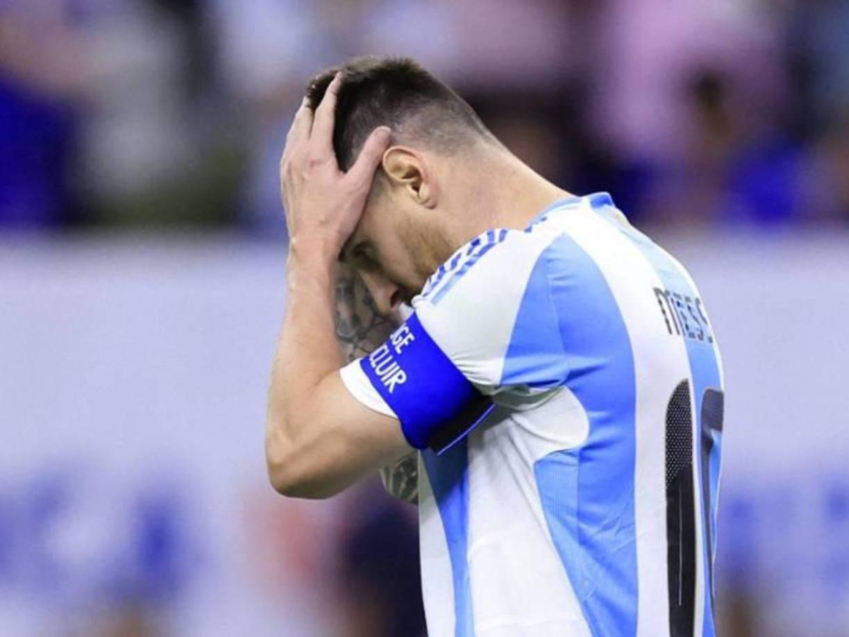 “No será fácil la Finalissima el año que viene, porque España juega la clasificación al Mundial. Con todo el calendario que hay, no la veo. Veremos. Llegamos al partido contra Perú con la sensación de haber estado mucho tiempo juntos, lo cual antes no ocurría. Si a eso le sumas los partidos de los clubes, sin descanso... Es algo que se está debatiendo mucho. Desde junio hemos jugado un montón”, señaló.