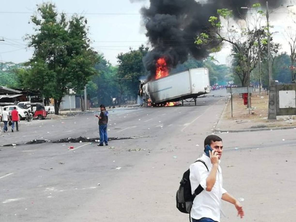 Antes que las autoridades llegaran, los protestantes prendieron fuego a los contenedores que estaban atravesados en la carretera.