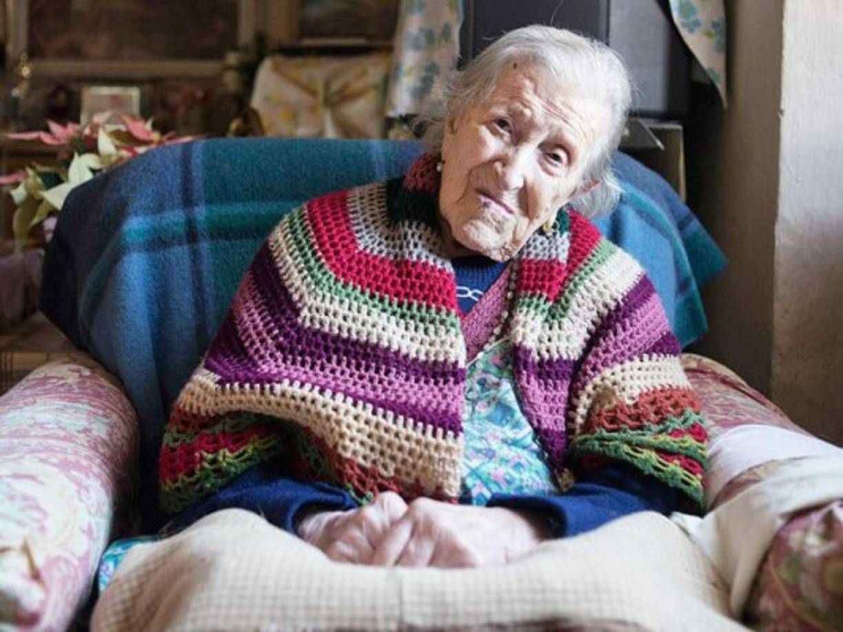 El cumpleaños de Emma Morano es dentro de un mes y, aunque no ha invitado a nadie, sabe que muchos vendrán. No es para menos: con 116 años esta italiana es la única persona nacida en el siglo XIX. Su secreto: huevos, galletas, un carácter fuerte y sobre todo genética. 'Tengo 116 años y el 27 de noviembre cumpliré 117', explica a la AFP en su habitación en Verbania, una pequeña ciudad del norte de Italia, a orillas del lago Mayor.
