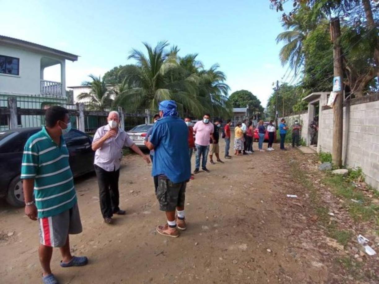 En orden, las personas de la tercera edad siempre listo para ejercer el sufragio.