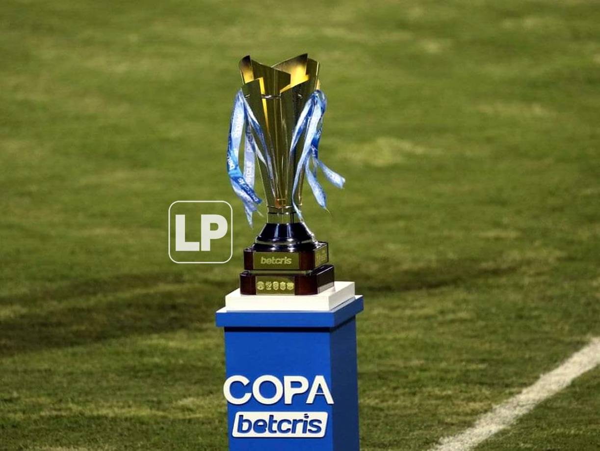 Tampoco faltó la Copa que se lleverá el campeón del Torneo Clausura 2022.