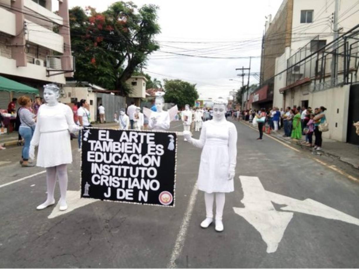 Este 15 de septiembre los institutos que ofrecen otros tipos de enseñanza tembién formaron parte de los desfiles patrios, donde aprovecharon para expresesarse a su manera.