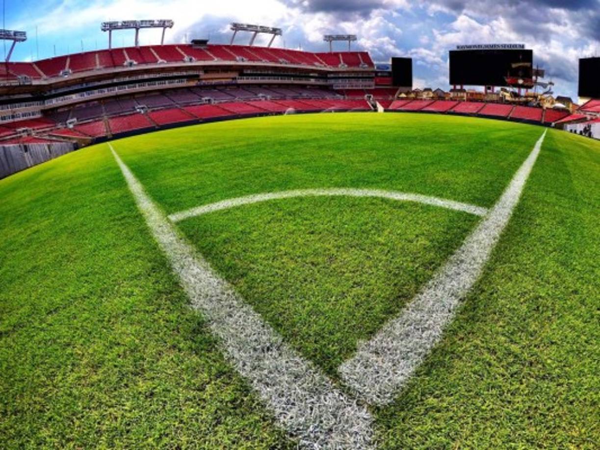 El aforo del estadio se extiende hasta los 65,000 espectadores y es la casa de los Buccanners, que buscan levantar su segundo Super Bowl, tras el conseguido en 2002.