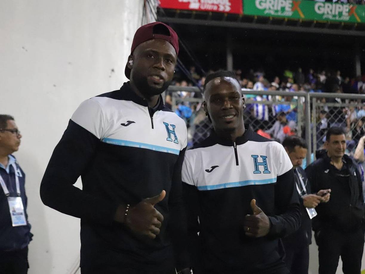 Yustin Arboleda, delantero del Olimpia, y Román Rubilio Castillo, goleador del Motagua, posando para el lente de Diario La Prensa antes del inicio del partido.