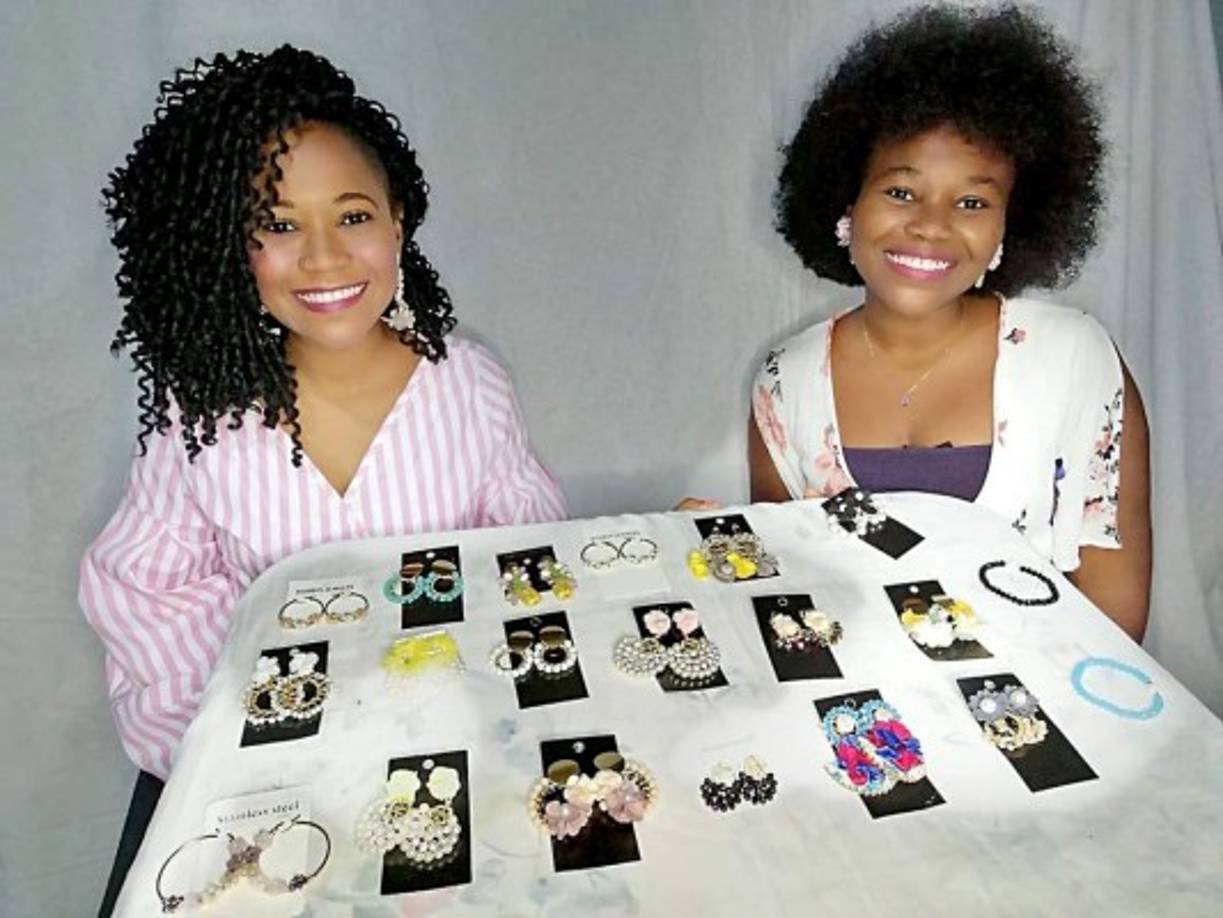 Hermanas vencen al desánimo con creatividad <br/><br/>Buscando generar más ingresos económicos para su familia en medio de la pandemia, las hermanas Jasmin López Clother, Siryi López Clother y Maury López Clother decidieron abrir un negocio virtual de venta de bisutería fina hecha a mano. Su iniciativa surgió en julio de 2020 y todo marchaba de lo mejor con las ventas, a pesar de la pandemia; sin embargo, la familia fue azotada por los huracanes Eta y Iota al quedar su casa bajo el lodo en la Alfonso Lacayo, en el sector de la Rivera Hernández. <br/><br/>“Había parte de la mercadería en casa y básicamente tocó volver a empezar. No hubo desánimo, lo vimos como un nuevo inicio porque con esta fuente de ingresos nos levantaremos más rápido. Siempre van a darse altos y bajos, el miedo te impulsa o te hace retroceder, es cuestión de actuar”, dijo Siryi Clother.