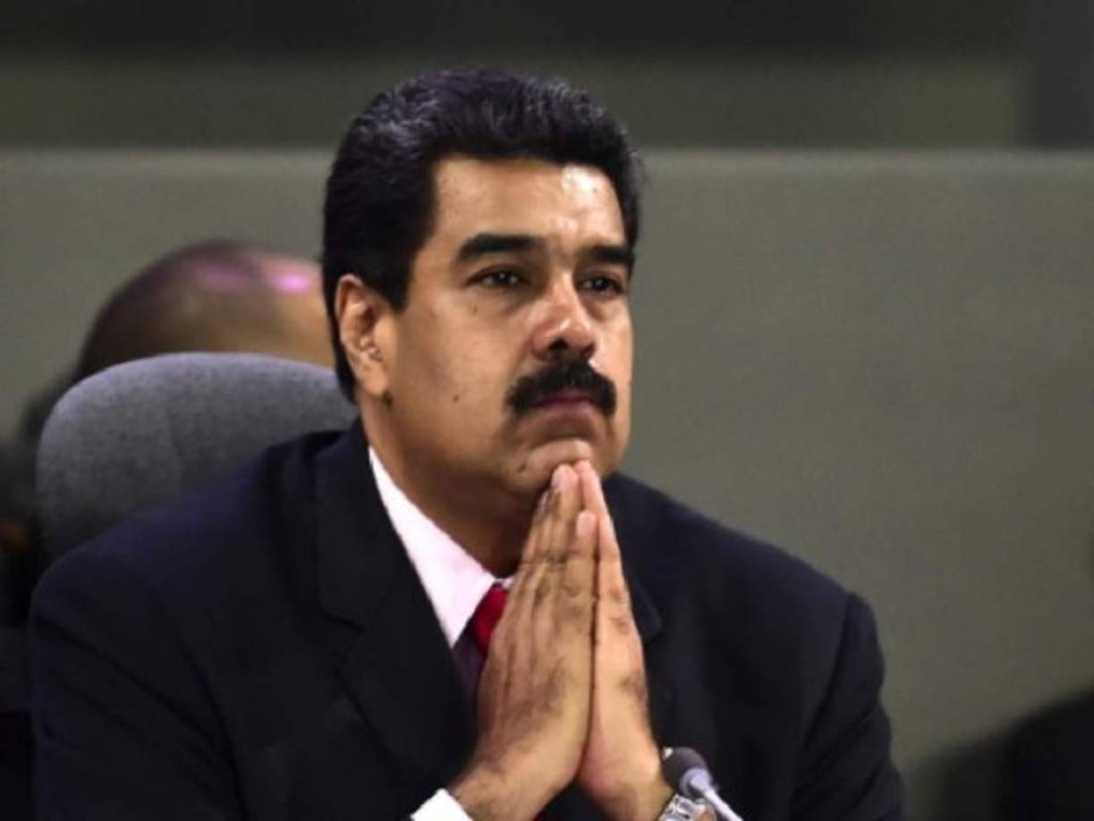 La fiscalía de EEUU acusó a Maduro de liderar la organización narcotraficante Cartel de los Soles, que según dijeron involucraba a políticos de alto rango y miembros del ejército y el poder judicial venezolanos. <br/><br/>'Maduro es acusado de haber participado en una asociación criminal que involucra a una organización terrorista extremadamente violenta, las Fuerzas Armadas Revolucionarias de Colombia (FARC), en un esfuerzo por inundar Estados Unidos de cocaína', declaró el fiscal general Bill Barr.