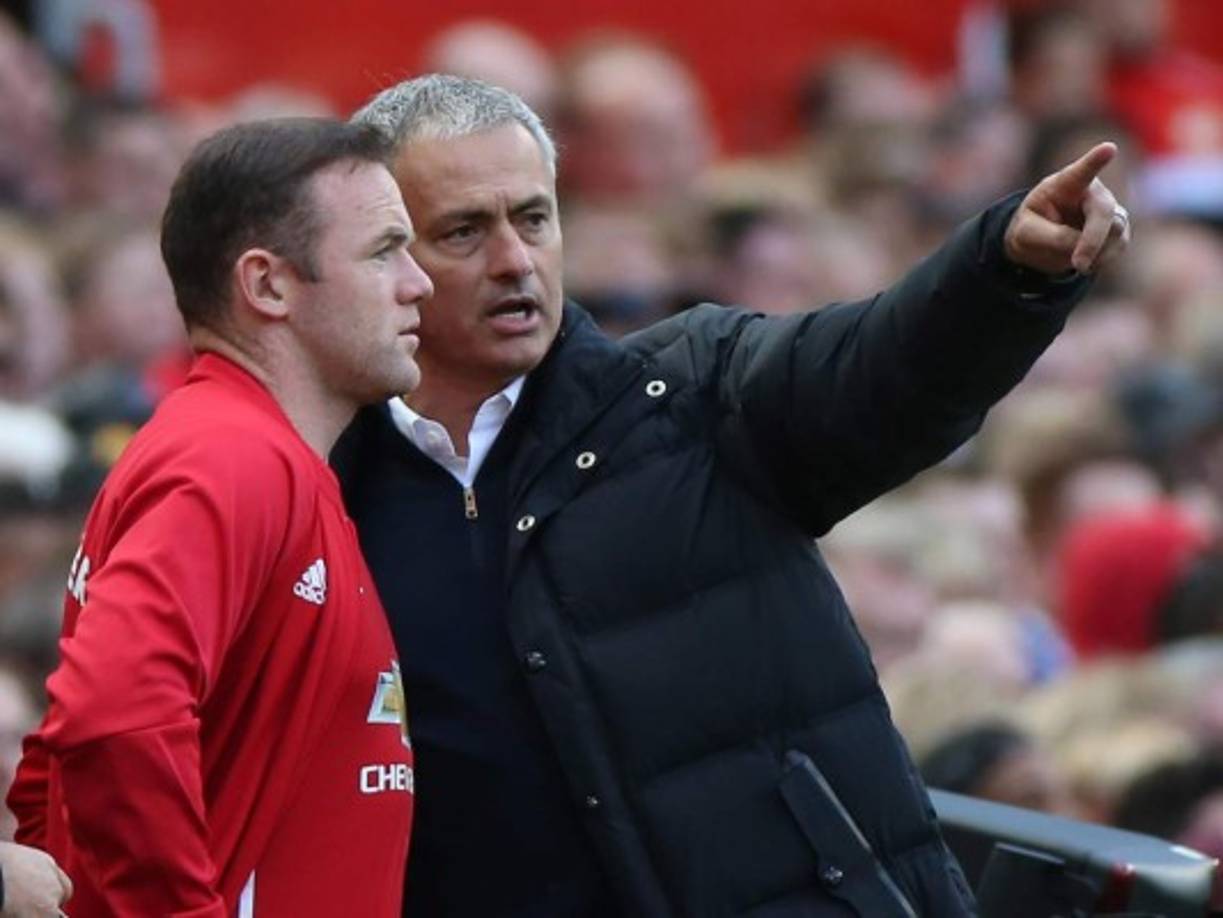 Apenas dos días después de convertirse en el máximo goleador histórico del Manchester United, Wayne Rooney recibió otra invitación de Mourinho para que abandone el club y acepte marcharse a China. 'El dinero es grande y la experiencia le puede resultar interesante', dijo .
