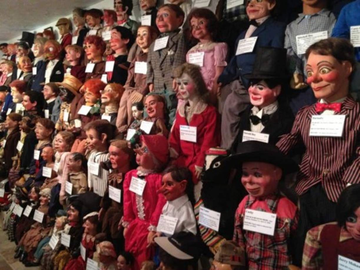 El museo Ventrílocuo de Vent Haven se halla en Kentucky, Estados Unidos. Éste aterrador e inusual lugar mantiene una colección de al menos 750 muñecos. William Shakespeare Berger fue un adinerado y aficionado ventrílocuo que dio origen al conjunto de estos perturbadores muñecos. Foto:misteriosdomundo.org