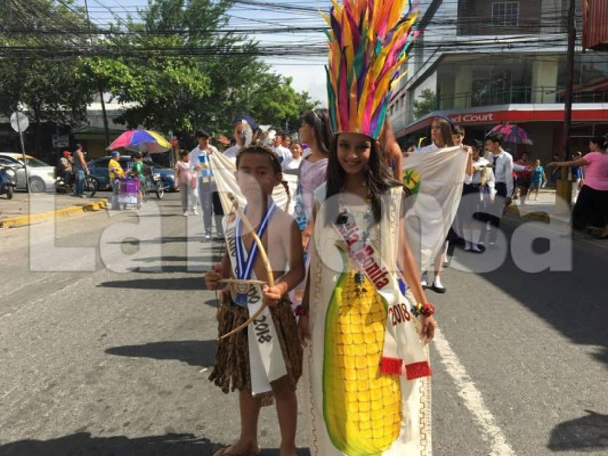 El traje típico del indio y la india bonita llamó la atención de los sampedranos.
