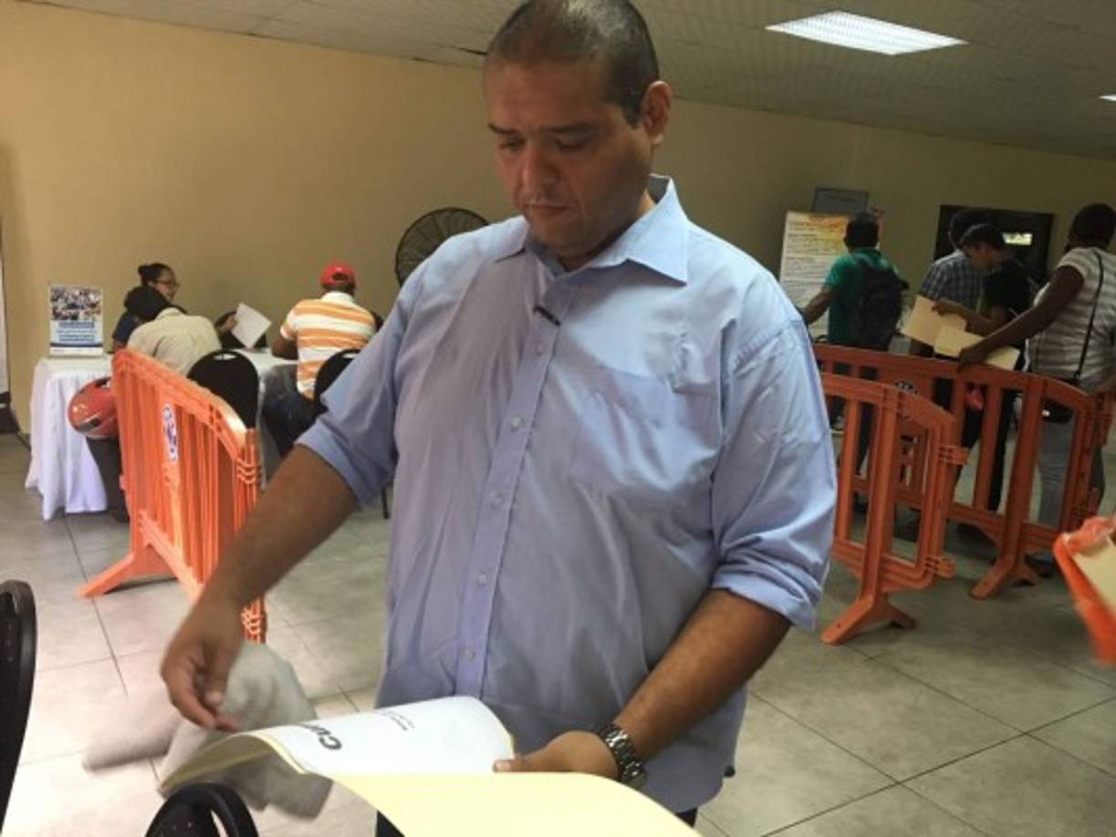 Octavio Mendez (36) también asistió a la feria de empleo. Este hondureño es licenciado en Gerencia de Negocios, pero afirma que no ha podido ejercer su carrera, por la falta de oportunidades. Debido a ello se ha dedicado a la producción de plátano y cacao, un negocio familiar. Esta vez, espera obtener un buen resultado.
