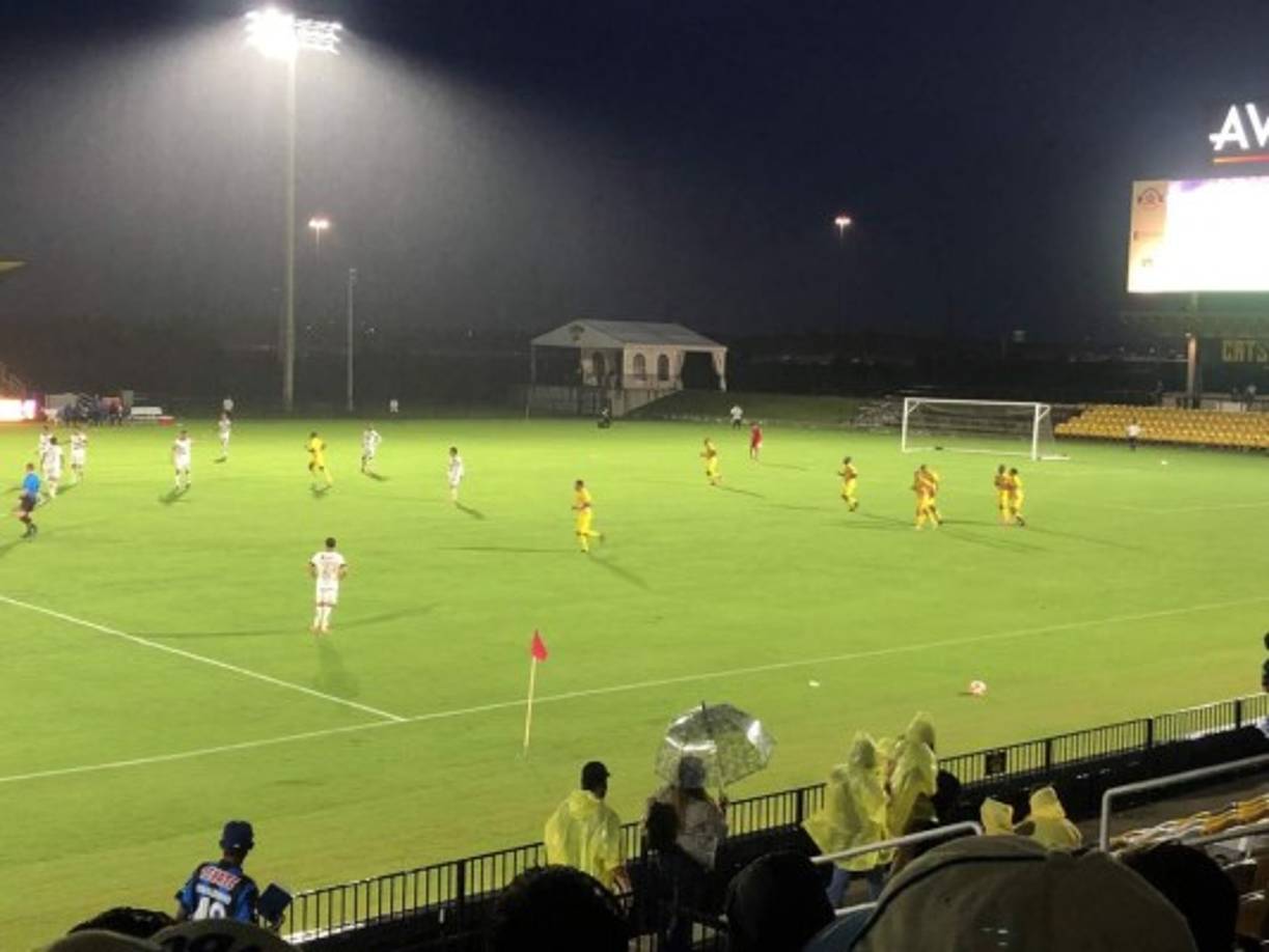 Los jugadores del Real España celebrando el golazo del mexicano Omar Rosas, que le pegó desde casi mitad de la cancha.