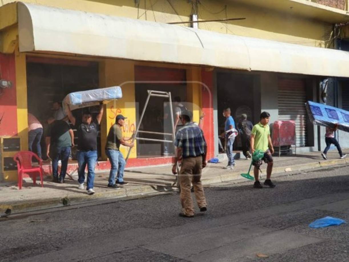 En una acción de solidaridad, el resto de los emprendedores de la zona acudieron a ayudar a los comerciantes de la tienda de muebles para evitar que el producto fuera reducido a cenizas.