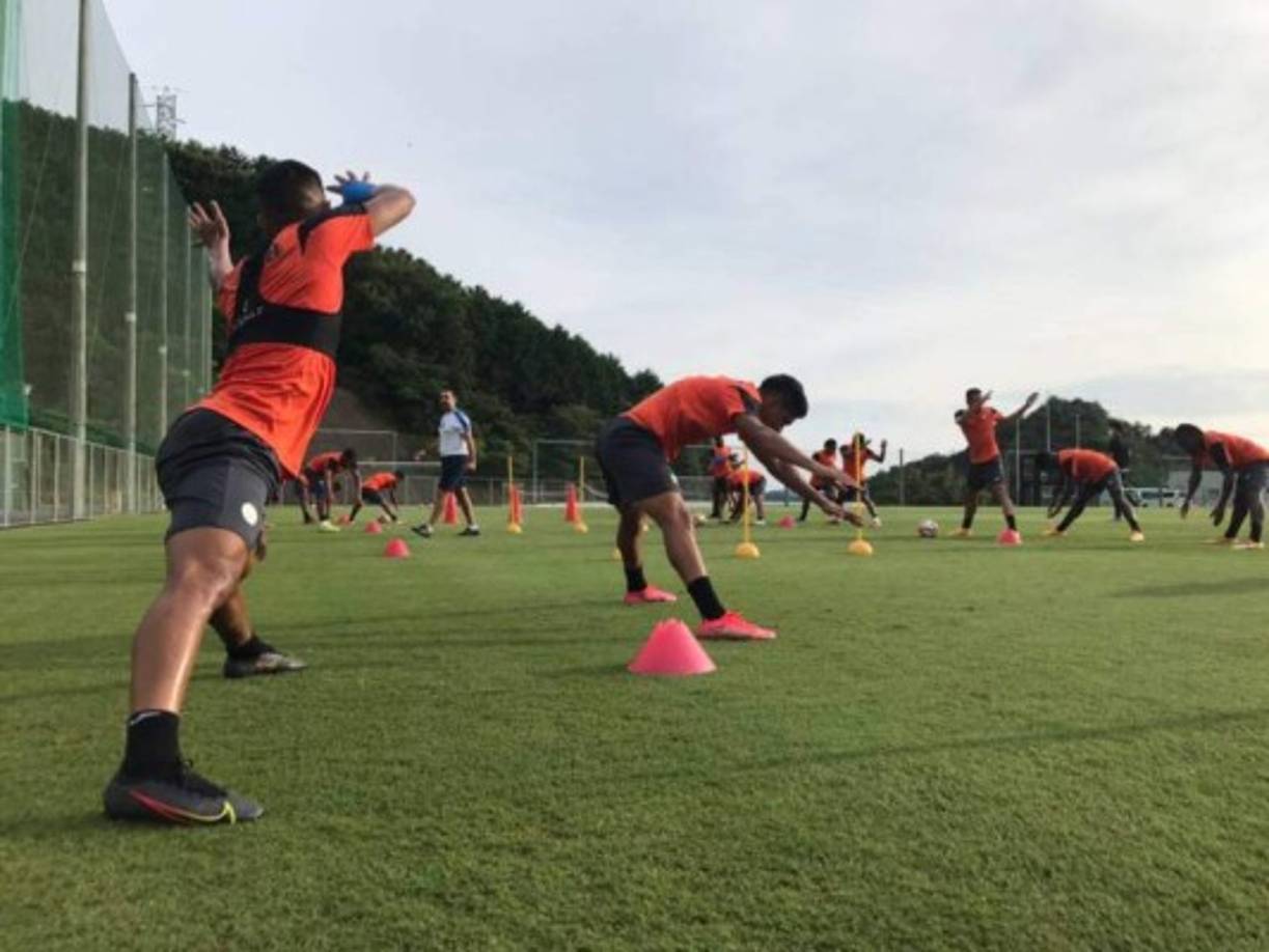 A cada futbolista de la selección hondureña le toca comer solo en una mesa, esto debido a las fuertes restricciones que hay en Japón.