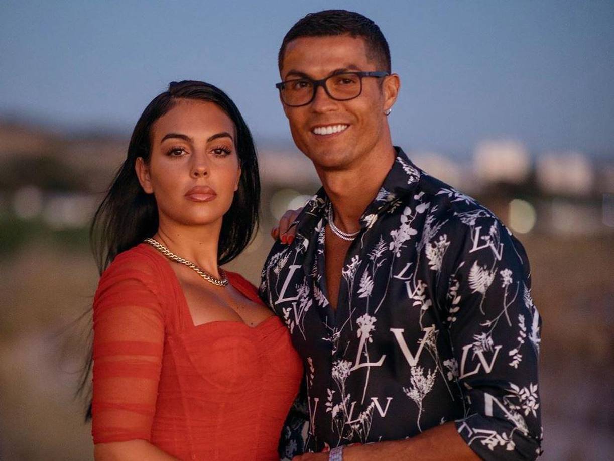 Georgina y Cristiano Ronaldo se conocieron por primera vez en 2016, en una tienda Gucci de Madrid donde ella trabajaba como asistente de ventas para pagar su alquiler en un modesto apartamento, y ambos se enamoraron de inmediato.