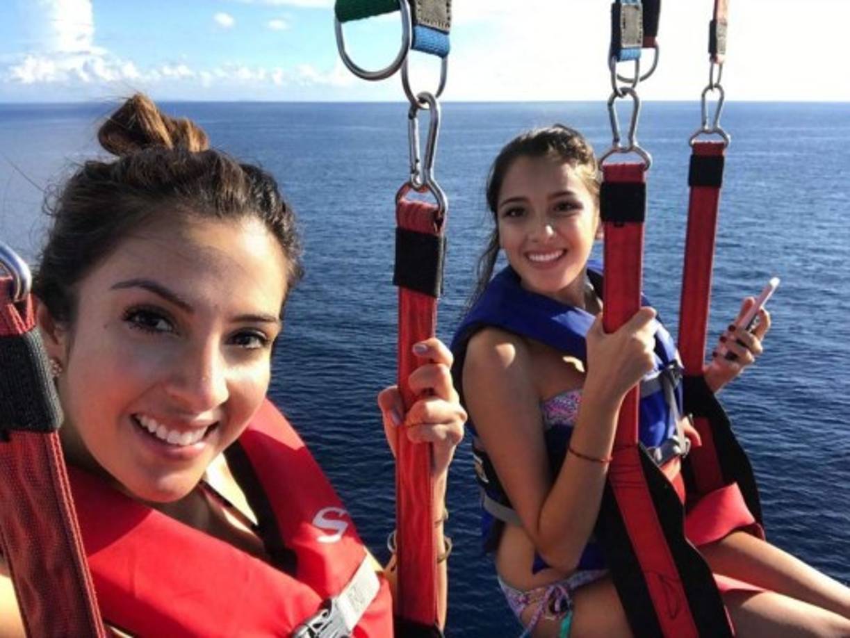 En su visita a Roatán Maity y Hena disfrutaron de todos los atractivos turísticos de la isla, como el Parasailing.