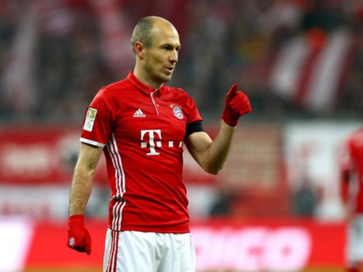 Arjen Robben. Es uno de los mejores extremos del mundo. Nadie lo duda, pero es cierto que le gusta mucho el balón. No le suele gustar soltarlo y repartirlo como si fuese su tesoro. Esto no le gustaría seguramente a Leo Messi, al que le gusta sentirse el amo del equipo y que todos jueguen para él. A pesar de eso, sabe lo bueno que es y quiere tenerlo en su once.
