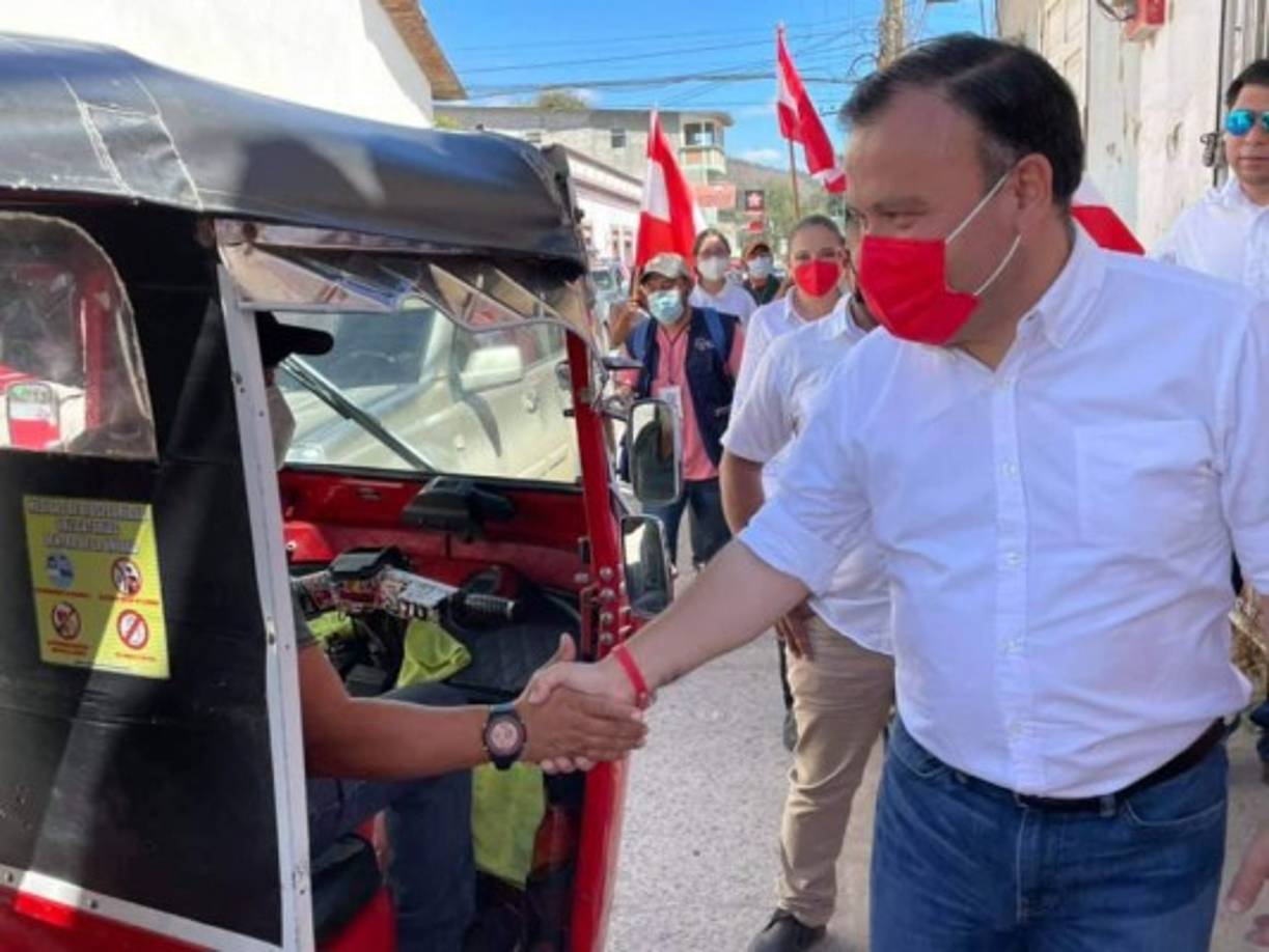 Darío Banegas, con su movimiento La Esperanza de Honduras, votará en la UNAH, Tegucigalpa, a las 7:30 am. Contiende junto a Luis Zelaya y Yani Rosenthal por la candidatura liberal a presidente.