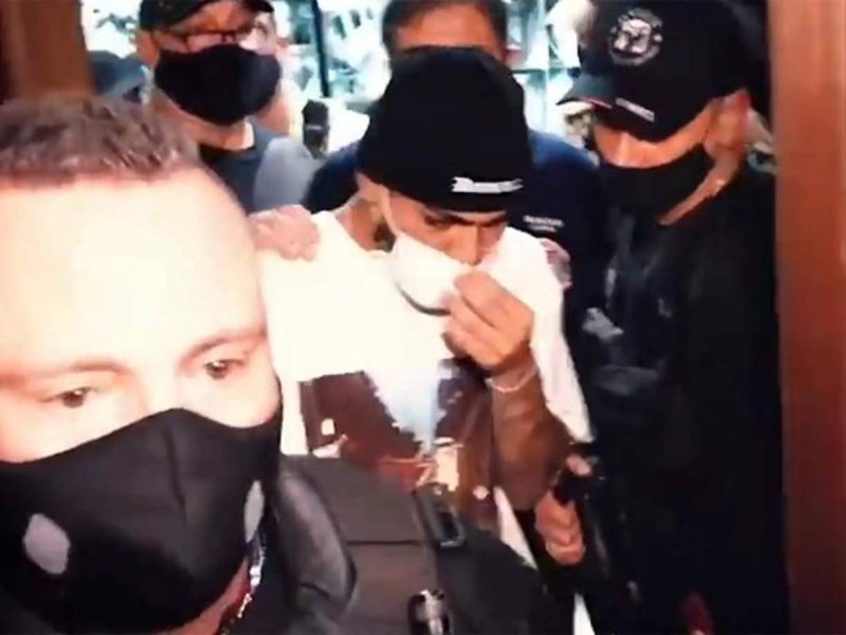 Gabigol fue conducido a una comisaría junto a todos las personas sorprendidas en el casino, donde fueron registrados y notificados de que podrán ser acusados de crímenes contra la salud pública antes de ser liberados.