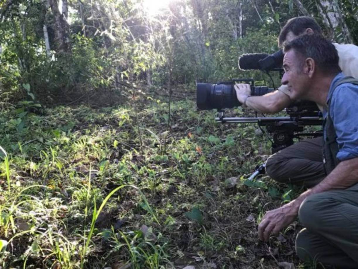El simpático británico mientras está pendiente de la filmación del documental en el río Cangrejal.