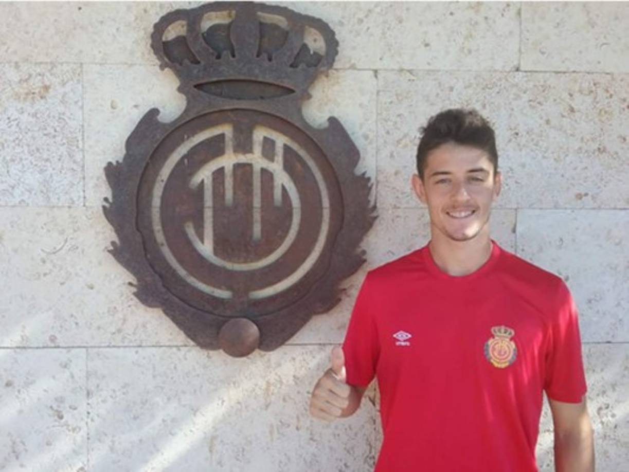 Adrián Dalmau nuevo jugador del Mallorca procedente del Espanyol B. El joven de 22 años llega cedido a las islas para reforzar la delantera del conjunto balear.