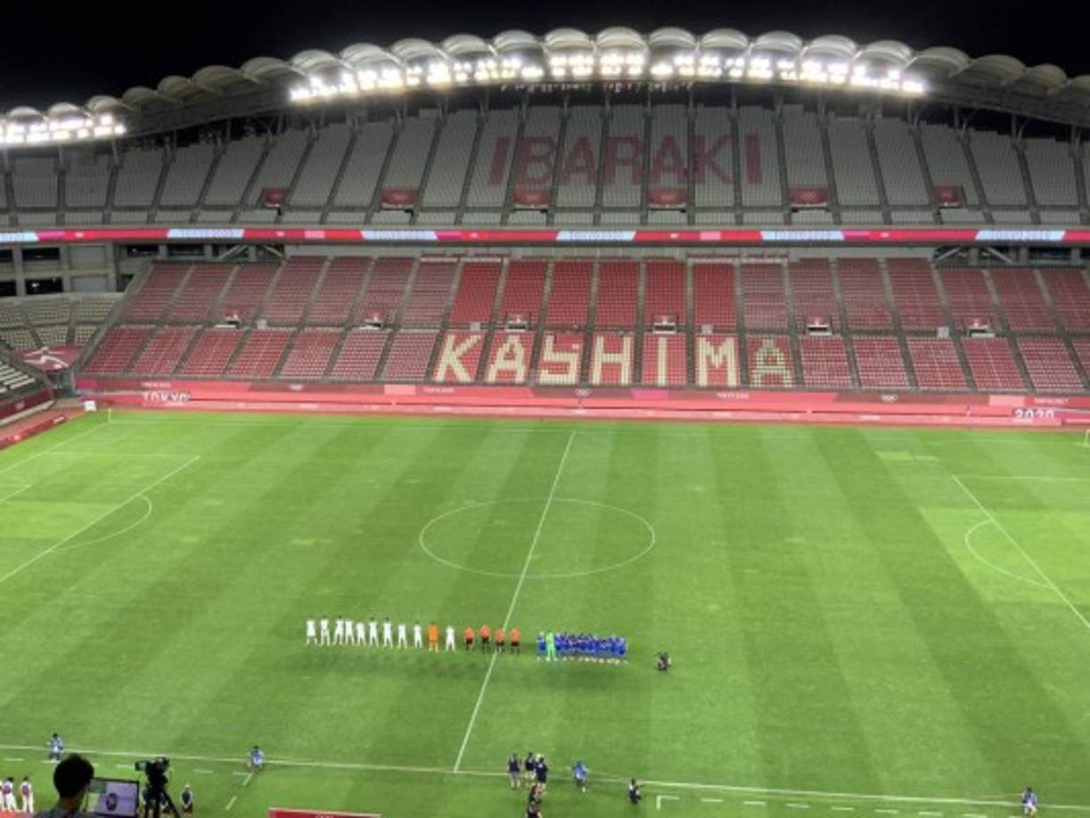 Momento en el que se entonaban los himnos nacionales de las selecciones de Honduras y Rumania.