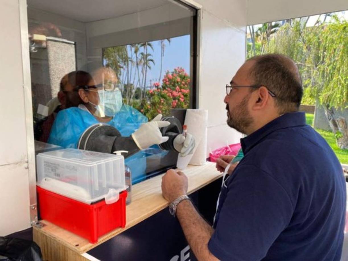 Estas modernas cabinas fueron adaptadas en vehículos, permitiendo proteger tanto al personal sanitario que hace la prueba, como al paciente evitando todo tipo de contacto entre ambos.
