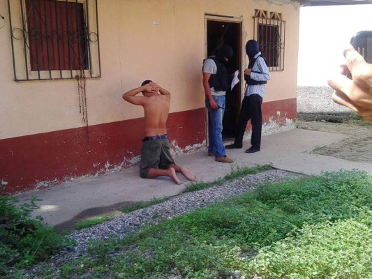 Durante los allanamientos se requirió a varios jóvenes.