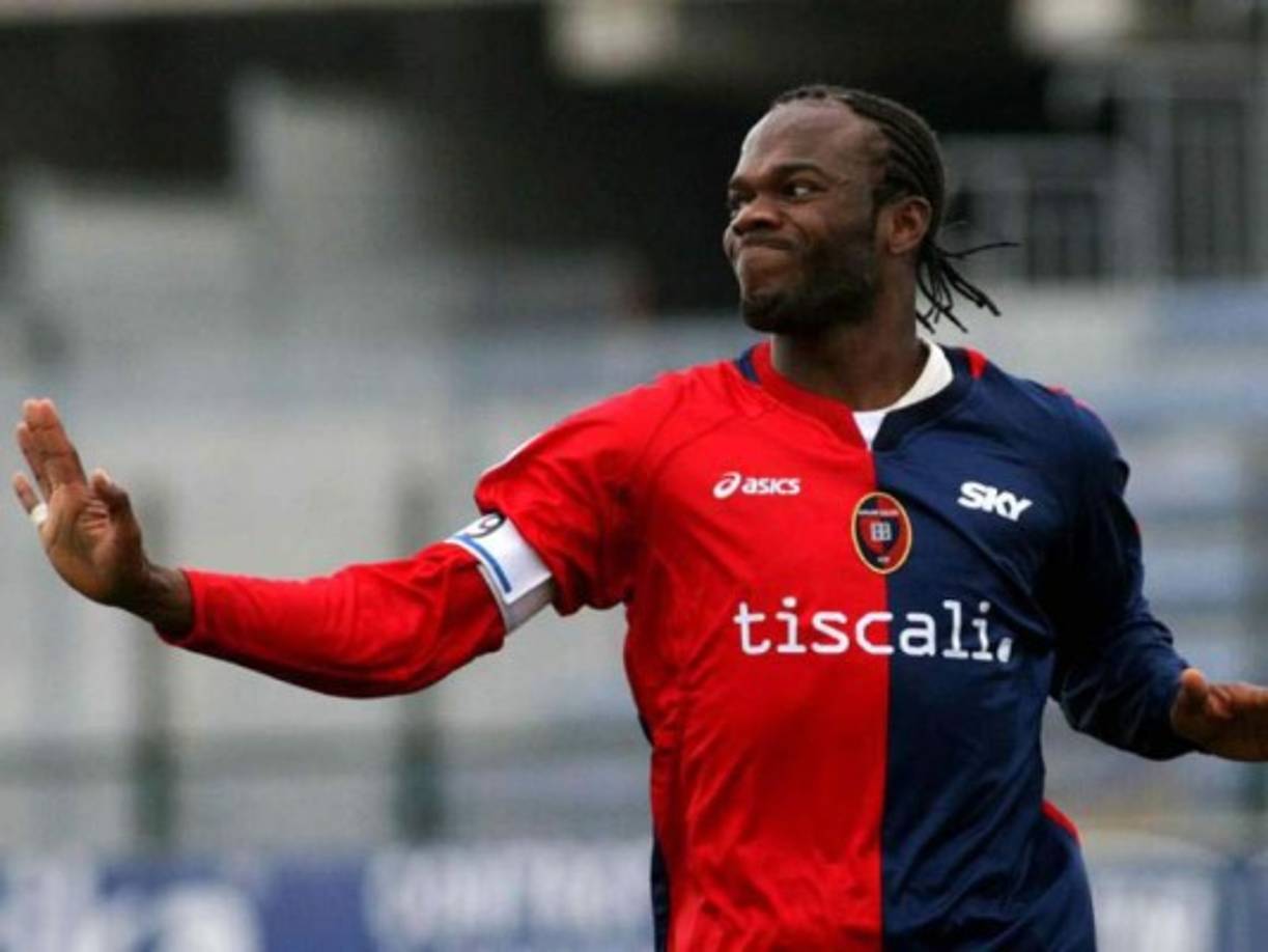 David Suazo llegó a Italia en 1999 y su vida cambió por completo en aquel país. El hondureño se convirtió en leyenda del Cagliari y además de anotar muchos goles, tuvo un espacio para el amor al conquistar a una italiana que hoy es su esposa.