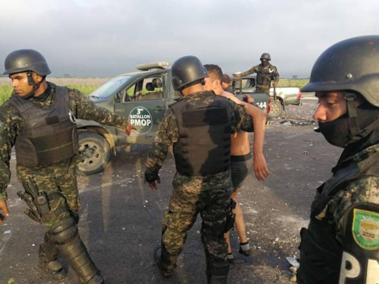 Miembros de la Policía Militar rescataron a cuatro agentes de la Policía de Tránsito de una turba enardecida en Pimienta.