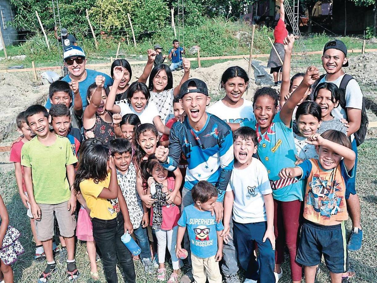Motivado por sonrisas, Shin Fujiyama construye escuelas en Honduras.