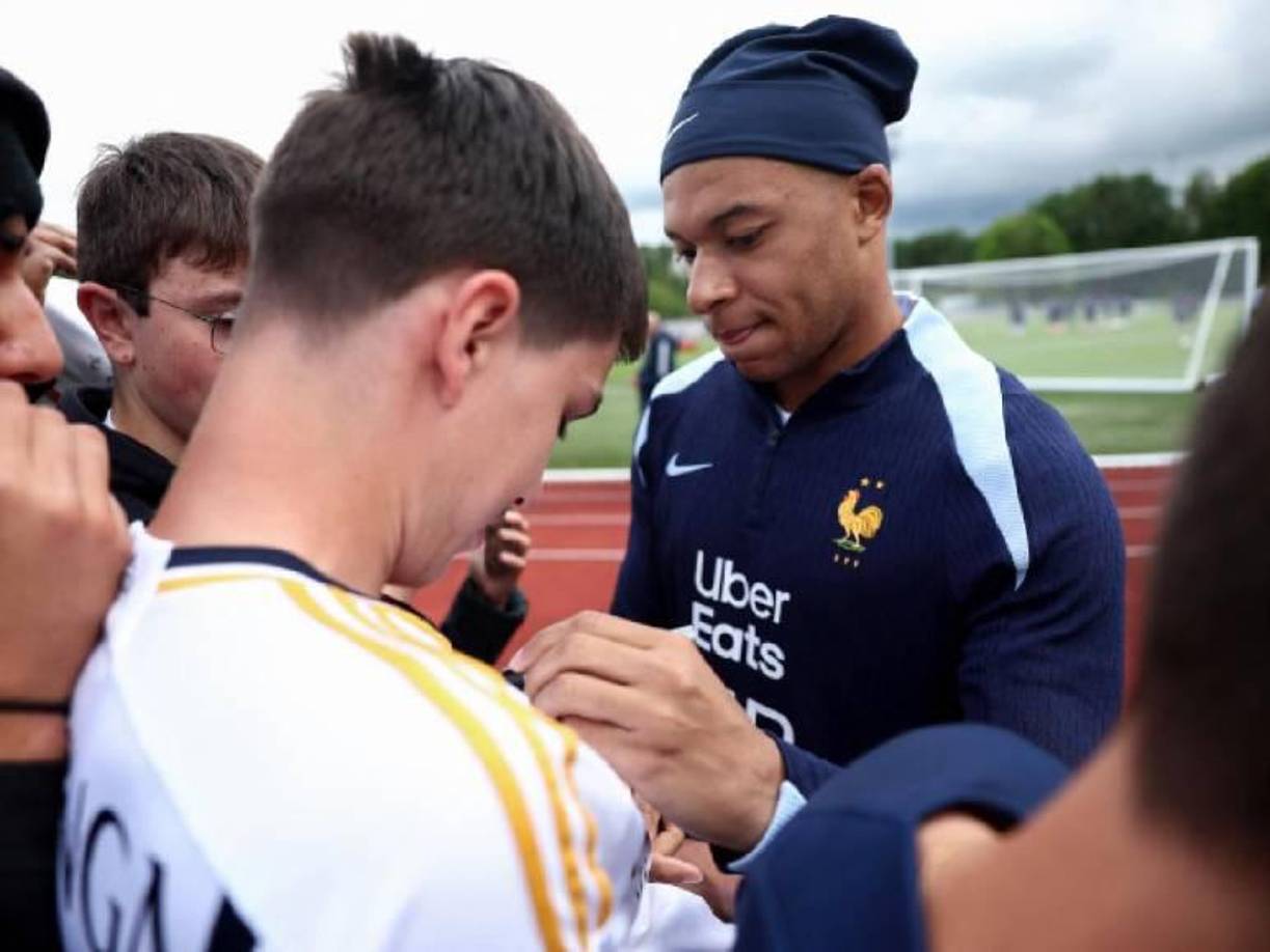 Informa diario Marca que Mbappé viajará la próxima semana a Madrid para pasar la revisión médica y luego ser anunciado como el fichaje del conjunto blanco. El club primero quiere terminar su participación en la Champions y después oficializar la llegada del francés.