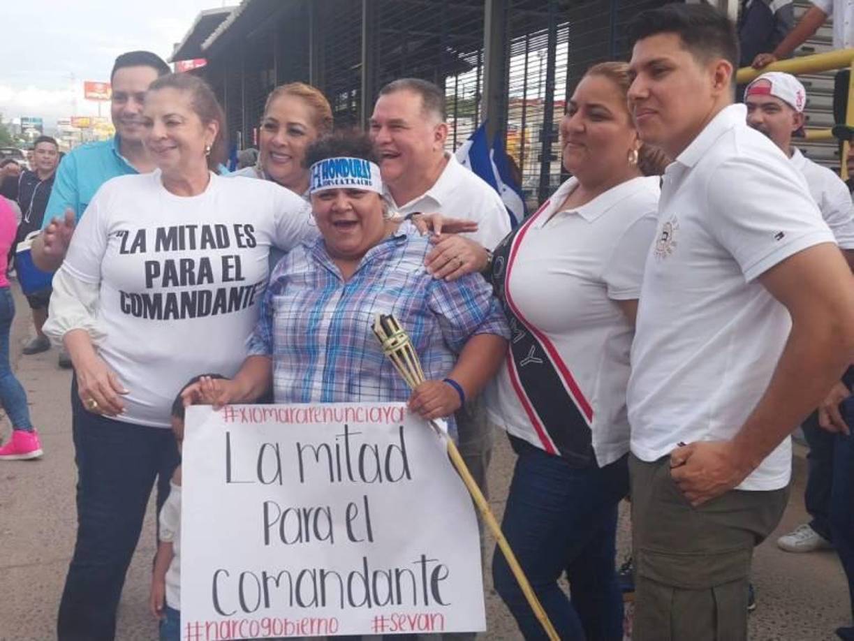 Algunos de los huelguistas portan camisas con la frase “la mitad para el comandante”, que se volvió viral luego del narcovideo publicado por InSight Crime en el que aparece Carlos Zelaya diciendo exactamente lo mismo, en referencia a sobornos por parte de varios narcotraficantes.